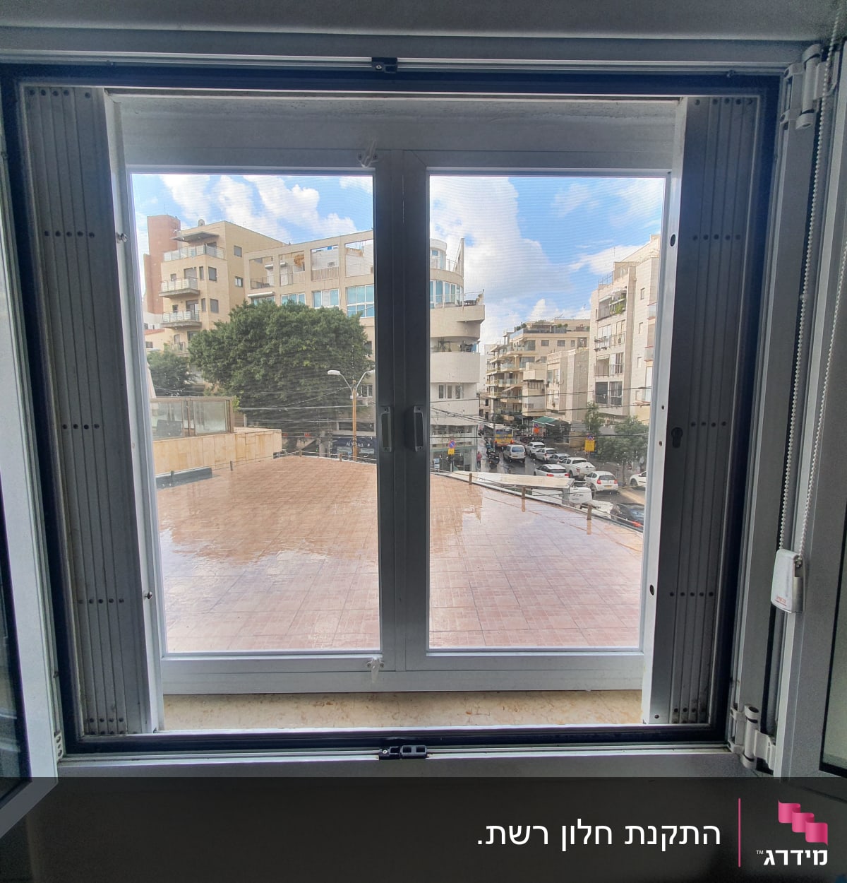 חלון אלומיניום פתוח עם מסגרת מתכתית